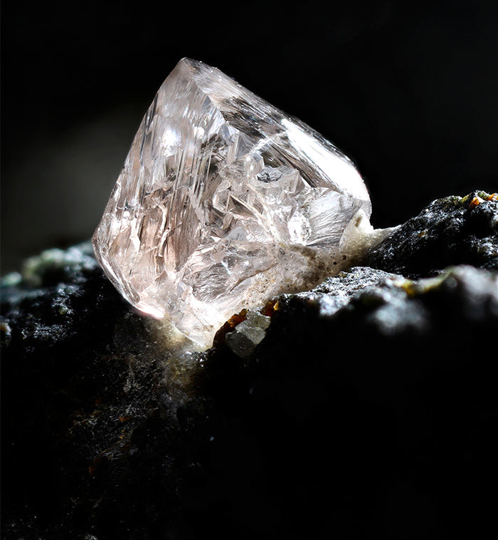 Raakatimantti - Kuvassa aito hiomaton timantti sellaisena kuin se on luonnosta löydettäessä.